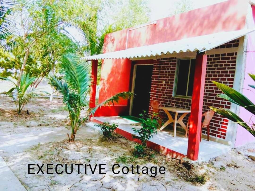 Estuarine Village Resort Sātabhāya Exterior foto